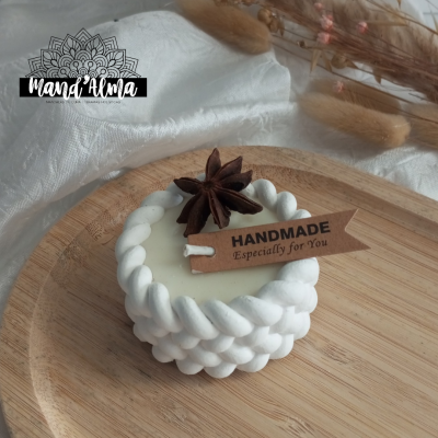 Vela artesanal branca trançada com anis-estrelado e etiqueta 'HANDMADE Especially for You' numa base de madeira