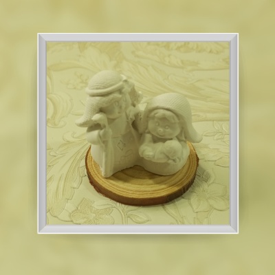 Figura decorativa de presépio em gesso branco sobre base de madeira