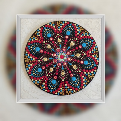 Quadro mandala pintada à mão com pontos coloridos e fundo branco texturizado