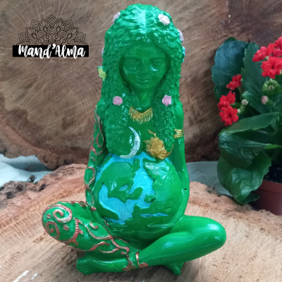 Estátua decorativa verde de mulher grávida sentada com pintura do planeta Terra no ventre.
