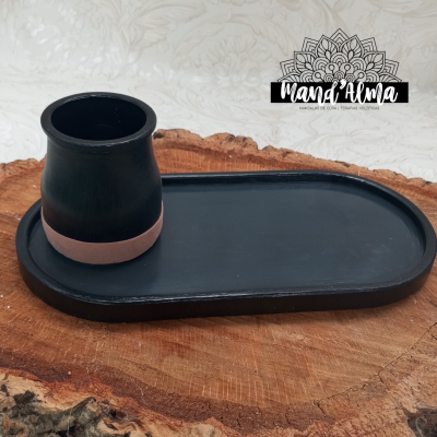 Conjunto cerâmico preto e castanho sobre base de madeira rústica