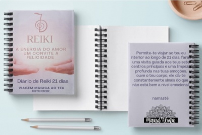 Livro Diário de Reiki 21 dias com capa lilás, caderno aberto, caneta rosa e prato bege
