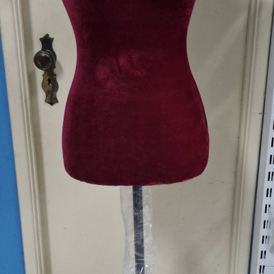 Manequim de costura em veludo vermelho com base de madeira preta