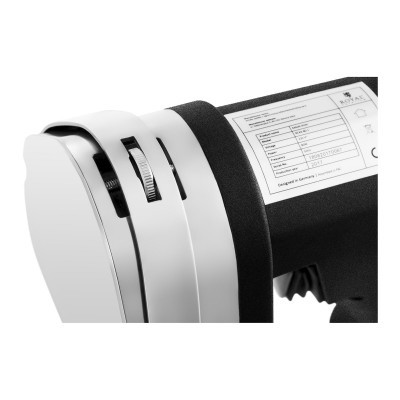 ferramenta elétrica preta com partes metálicas prateadas e rótulo técnico