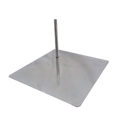Base quadrada metálica prateada com haste central