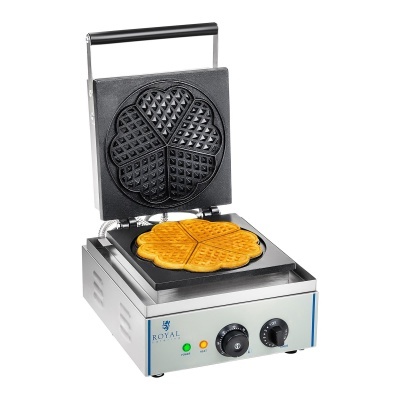 Máquina de waffles em metal com waffle em formato de coração acabado de cozinhar