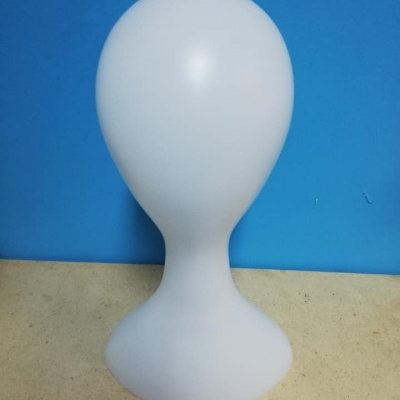 Cabeça de manequim branca em plástico