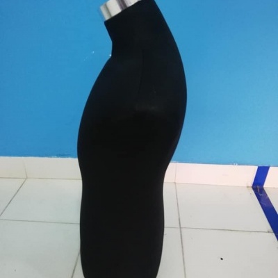 Mannequim de alfaiate preto com base metálica em fundo azul