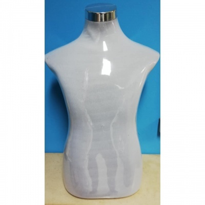 Manequim torso masculino branco com gola prateada em fundo azul