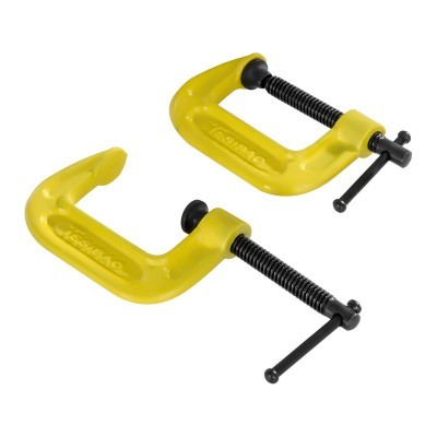 Dois grampos C amarelos com parafusos pretos para aperto