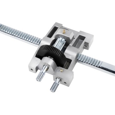 Conjunto mecânico com cremalheira metálica prateada e engrenagem preta circular