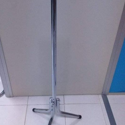 Suporte tripé de metal cromado com três pernas e borracha preta no chão
