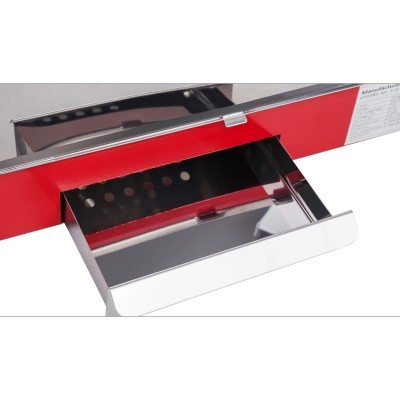 Recipiente metálico cromado num equipamento com painel vermelho e autocolante branco