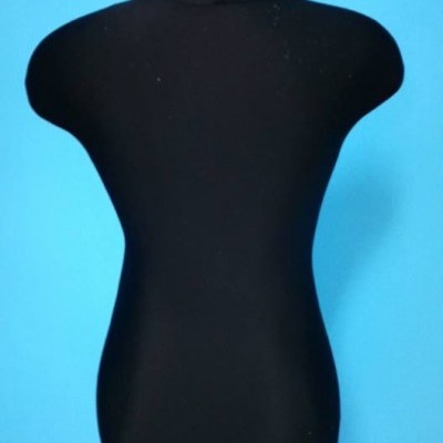 Manequim de costura preto em fundo azul