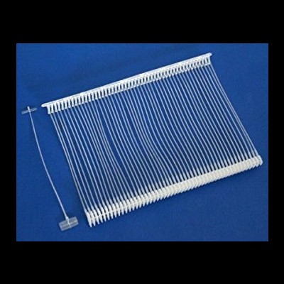 Etiqueta de segurança branca para roupa em fundo azul