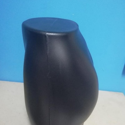 manequim preto em material semelhante a couro com contorno arredondado