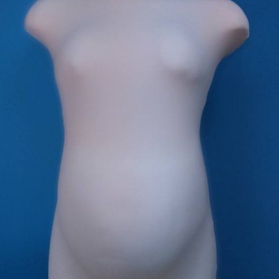 Manequim torso feminino gestante branco sobre mesa