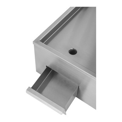 Peça metálica em aço inoxidável com gaveta aberta e orifício circular