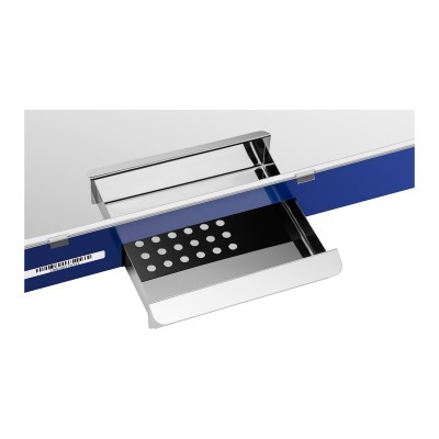 Prateleira metálica cromada com base preta perfurada e fixação em vidro azul