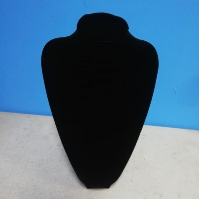 Expositor de colares preto com textura aveludada em fundo azul.