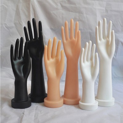Manequins para exibição de acessórios em forma de mão em preto, cor de pele e branco