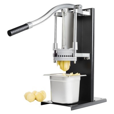 Prensa manual metálica preta e prateada a cortar batatas descascadas