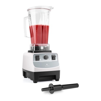 Liquidificador branco e preto com jarro transparente e líquido vermelho