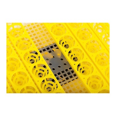 Suporte de plástico amarelo com cavidades circulares e grelha metálica no centro