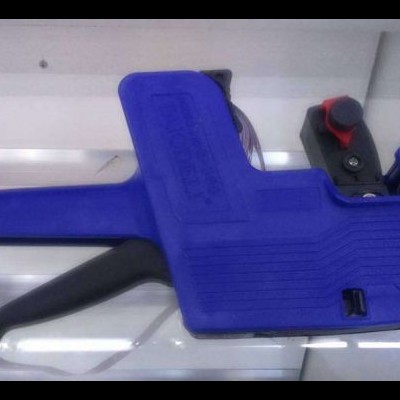 Etiqueta manual azul com gatilho e mecanismo vermelho e preto