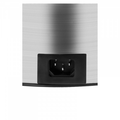 Tomada elétrica preta numa superfície metálica prateada cilíndrica