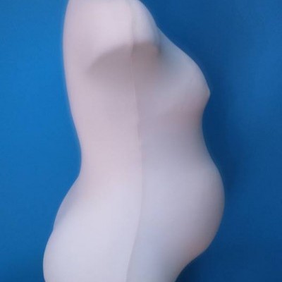 Torso de manequim branco sem cabeça nem braços em fundo azul