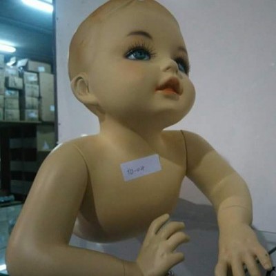 Boneca de plástico com olhos azuis e etiqueta no peito