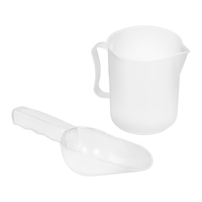 Jarro branco com asa e bico e concha de plástico translúcido com cabo