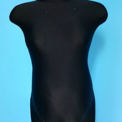 Manequim preto em tecido com fundo azul