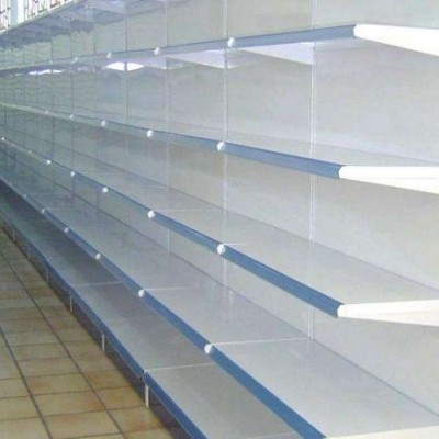 Estantes metálicas brancas com reforços azuis num espaço interior com chão de azulejos marrons