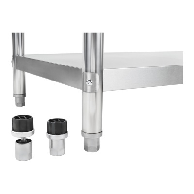 Prateleira metálica com pés ajustáveis e nobreaks em aço inoxidável e plástico preto.