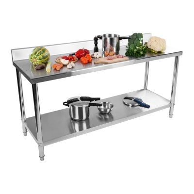 Mesa de cozinha em aço inox com legumes e utensílios