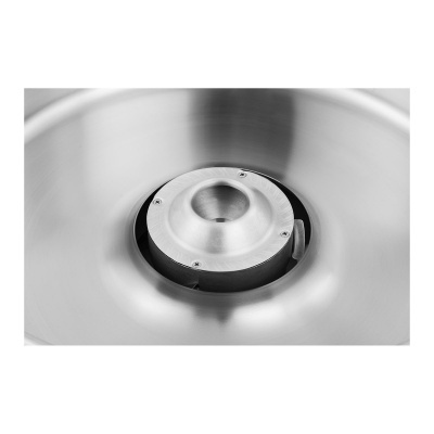 Componente metálico circular prateado com detalhes em preto