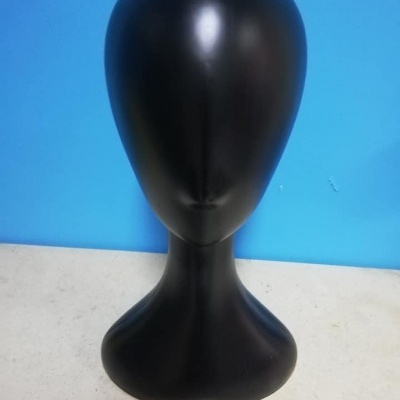Cabeça de manequim preta em plástico fosco com fundo azul