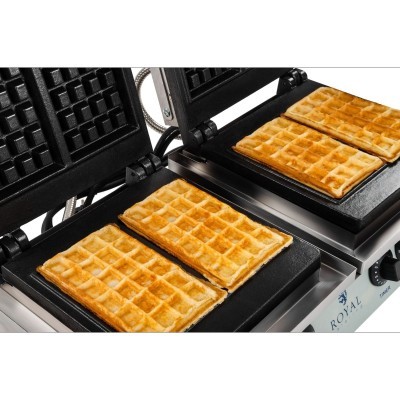 Máquina profissional para waffles com waffles quadrados dourados