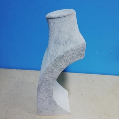 Expositor de colares cinzento claro em textura veludo