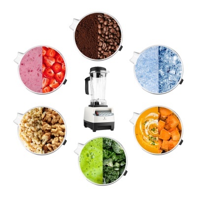 Liquidificador com seis copos contendo diferentes ingredientes coloridos para misturar.