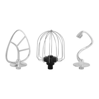 Três acessórios metálicos para batedeira em fundo branco