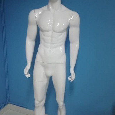 Manequim masculino branco de corpo inteiro em pé contra parede azul