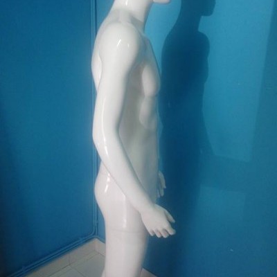 Manequim masculino branco lado junto a parede azul