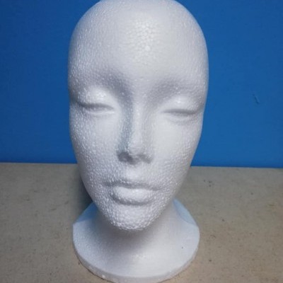 Cabeça de manequim branca em esferovite com rosto feminino