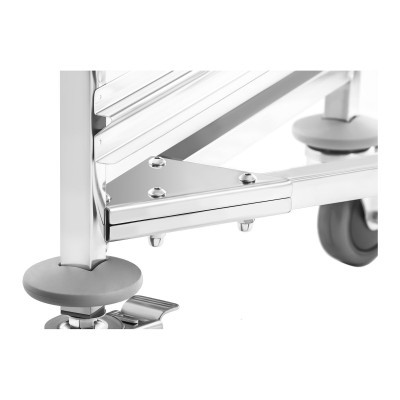 Roda metálica de carrinho cromado com pezinho cinzento sobre fundo branco.