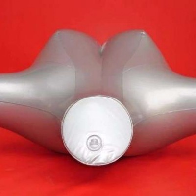 Produto insuflável náutico prateado com válvula branca sobre fundo vermelho