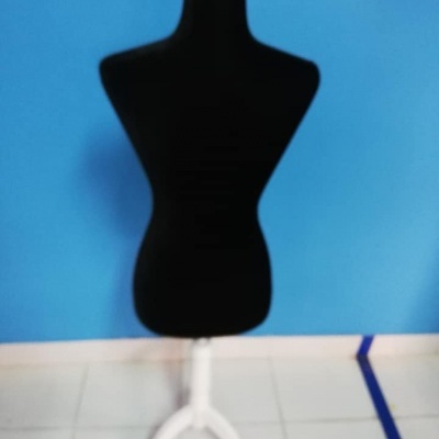 Manequim de costura preto com base branca de três pés