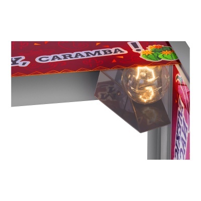 Detalhe de embalagem vermelha com texto CARAMBA e lâmpada luminosa interna